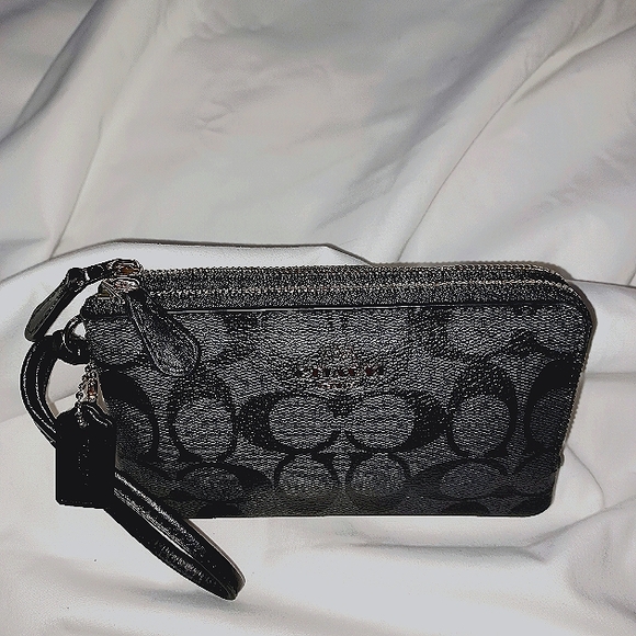 🆕️ COACH DOUBLE ZIPPER WRISTLET. WITH TAGS - Picture 2 of 11